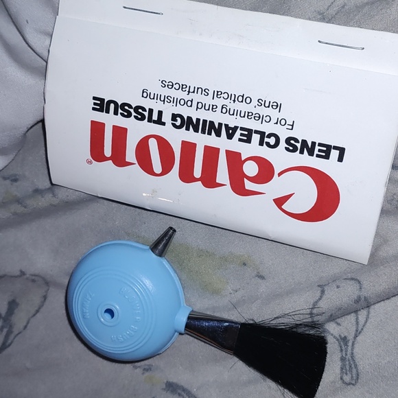 Vintage Canon camera and Canon bag with brush cleaner - Picture 7 of 13